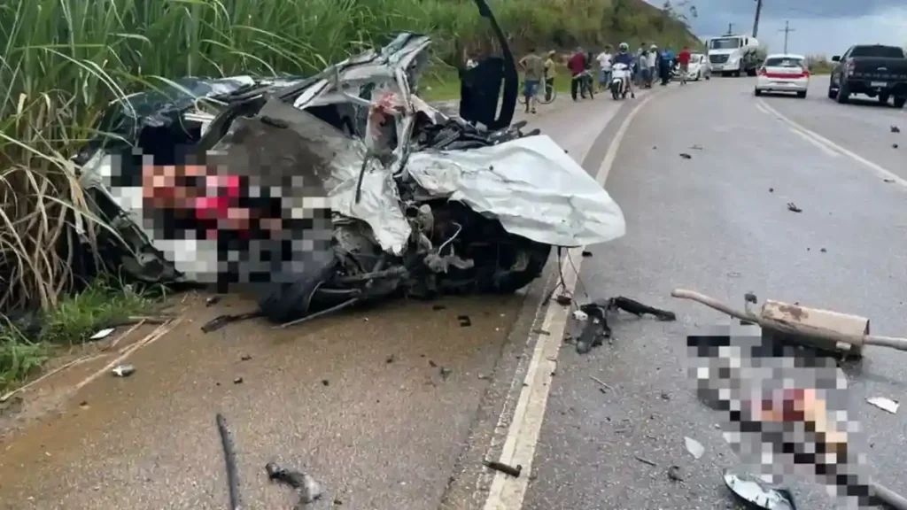 Acidente em Alagoas: colisão entre carro e micro-ônibus deixa dois mortos na AL-105