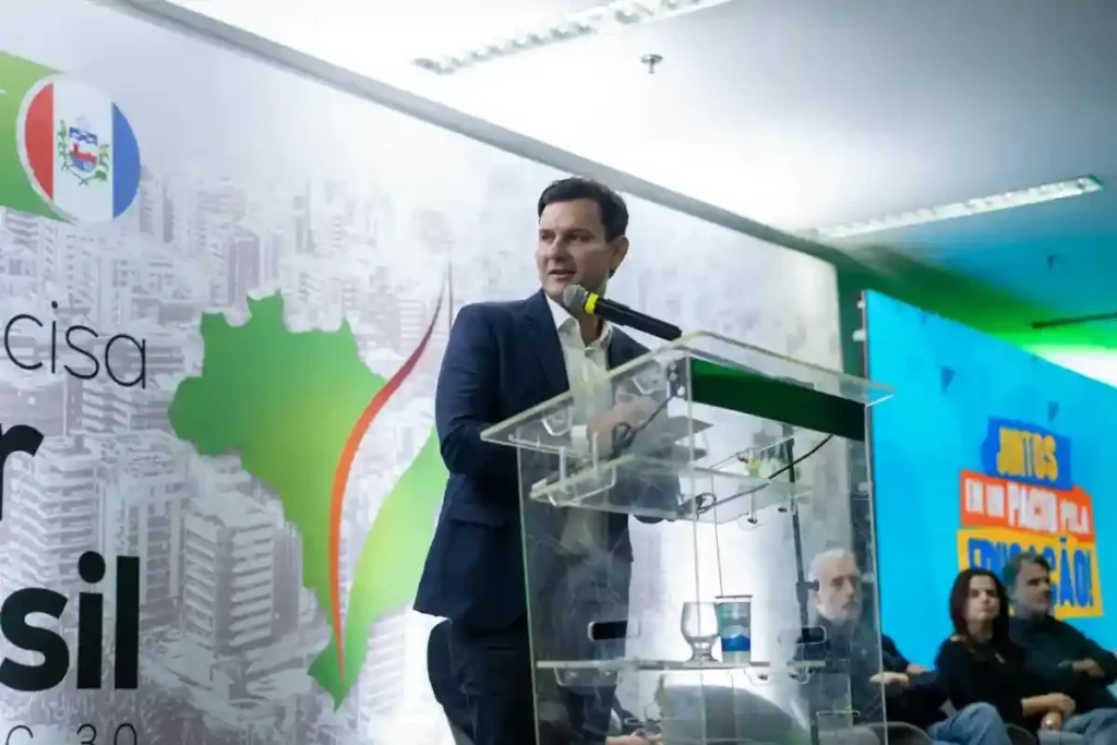 Prefeito Marcelo Beltrão apresenta o caso de sucesso da educação de Coruripe em evento do MDB em Maceió