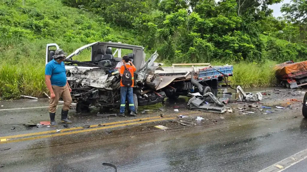 Colisão entre caminhão e caçamba deixa dois feridos presos às ferragens em Branquinha