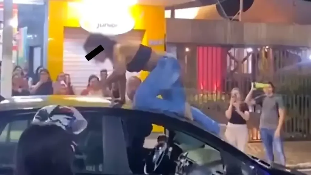 Jovem entra em surto em frente a faculdade de Maceió