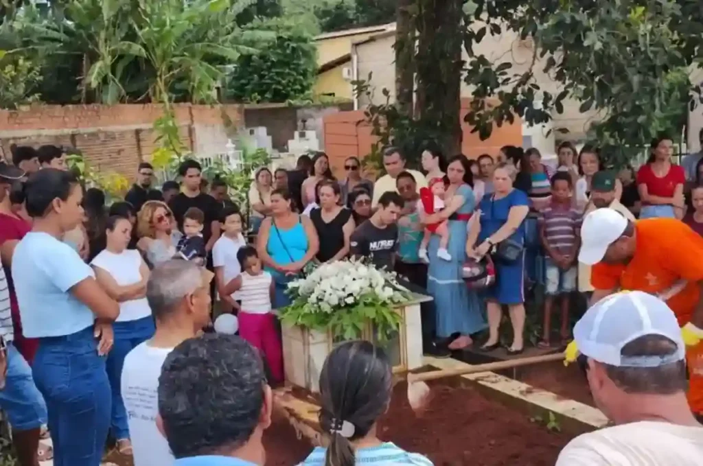 “Nosso pequeno anjo”: sepultamento de criança morta pelo pai emociona Alagoas