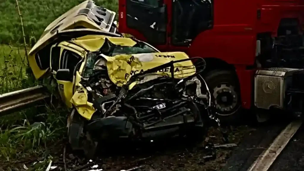 Viatura da PM é atingida por caminhão em alta velocidade na BR-101, em Colônia Leopoldina