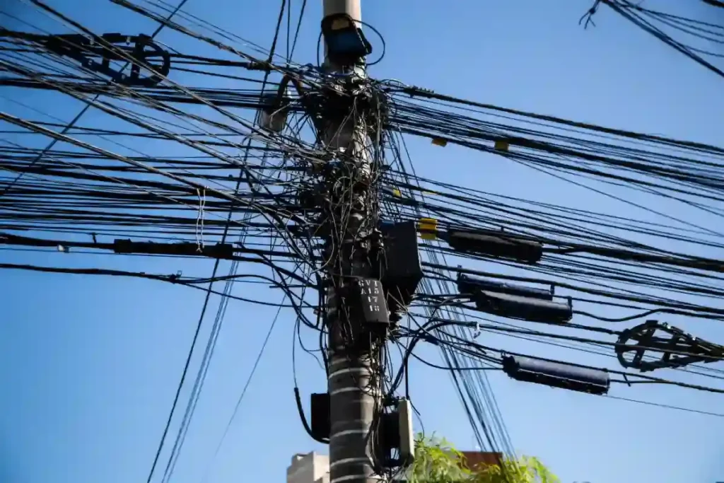 Alagoas aprova lei que obriga retirada de fios soltos de postes; veja como vai funcionar
