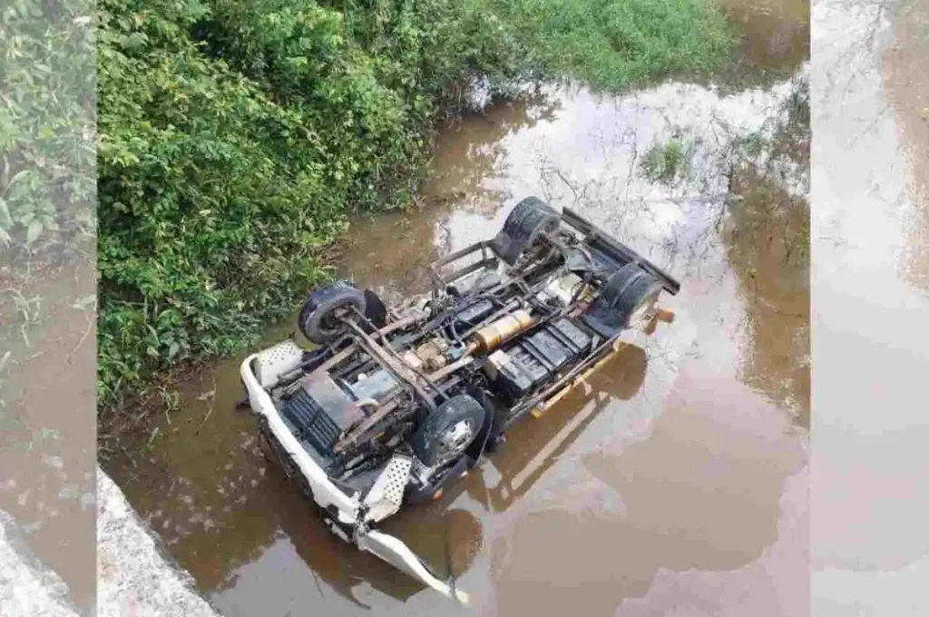 Caminhão despenca de ponte e cai em rio em Murici