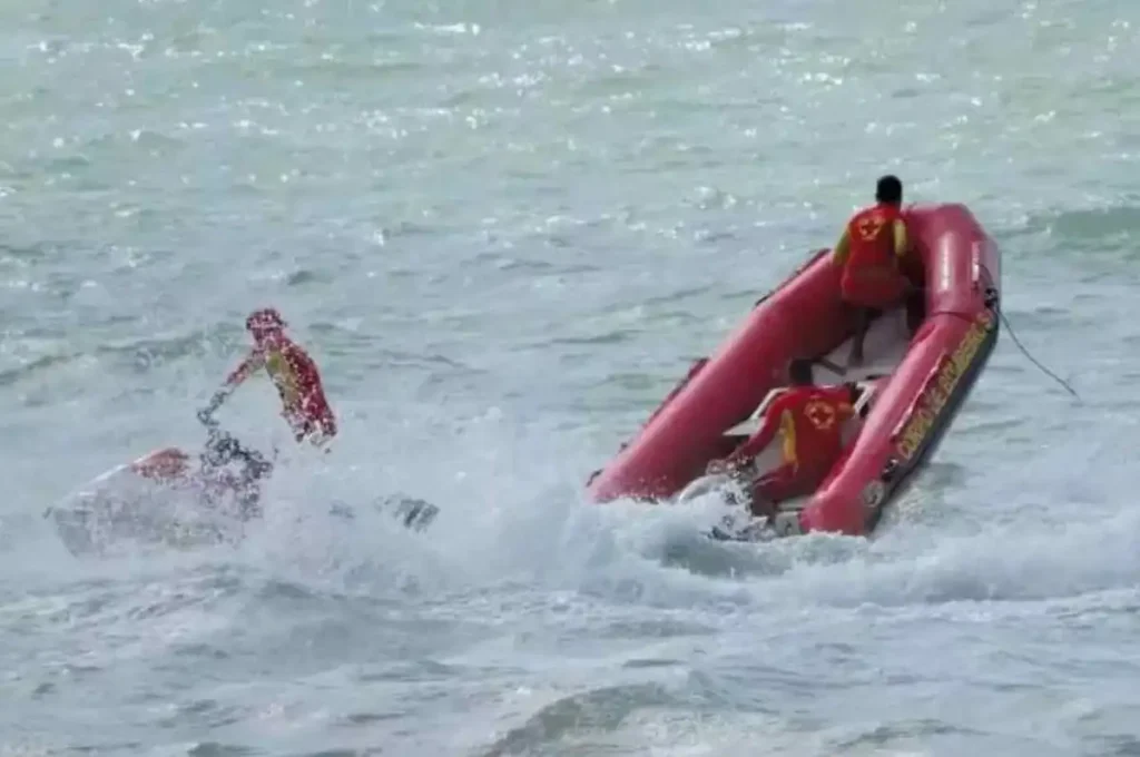 Dois colombianos se afogam em praia da Barra de São Miguel; um morre e outro é salvo com vida