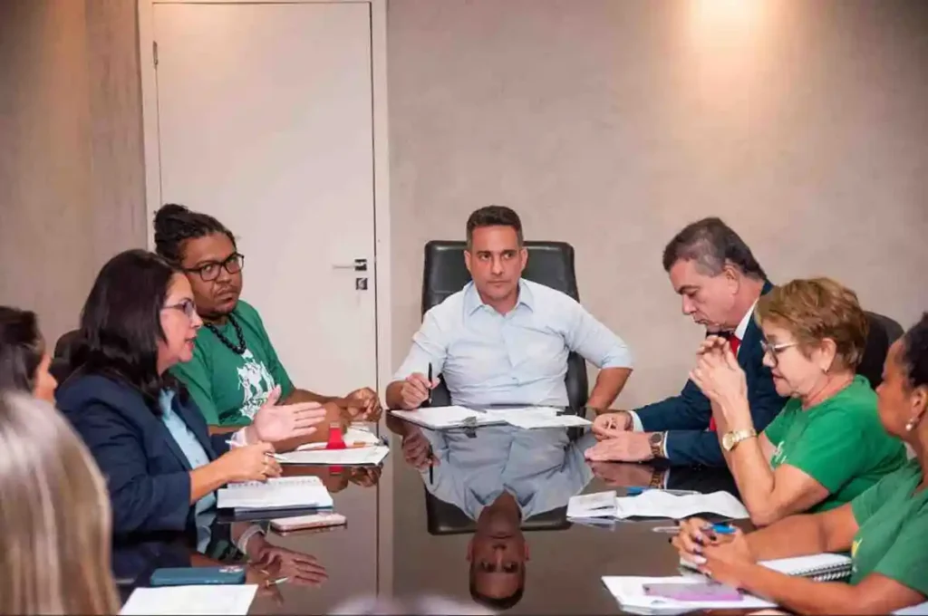Governo de Alagoas avança em negociações com trabalhadores da Educação e cumpre maioria das reivindicações