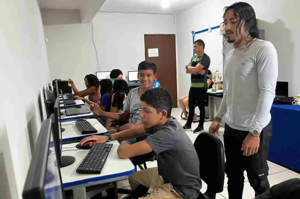 CRAS de Santana do Mundaú promove inclusão digital com oficina de informática para adolescentes