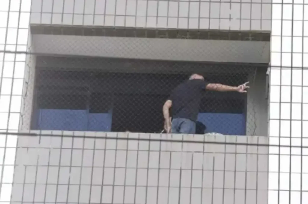 Perito examina tela de proteção em sacada de apartamento no quarto andar, de onde criança caiu | @ Kid Junior/SVM