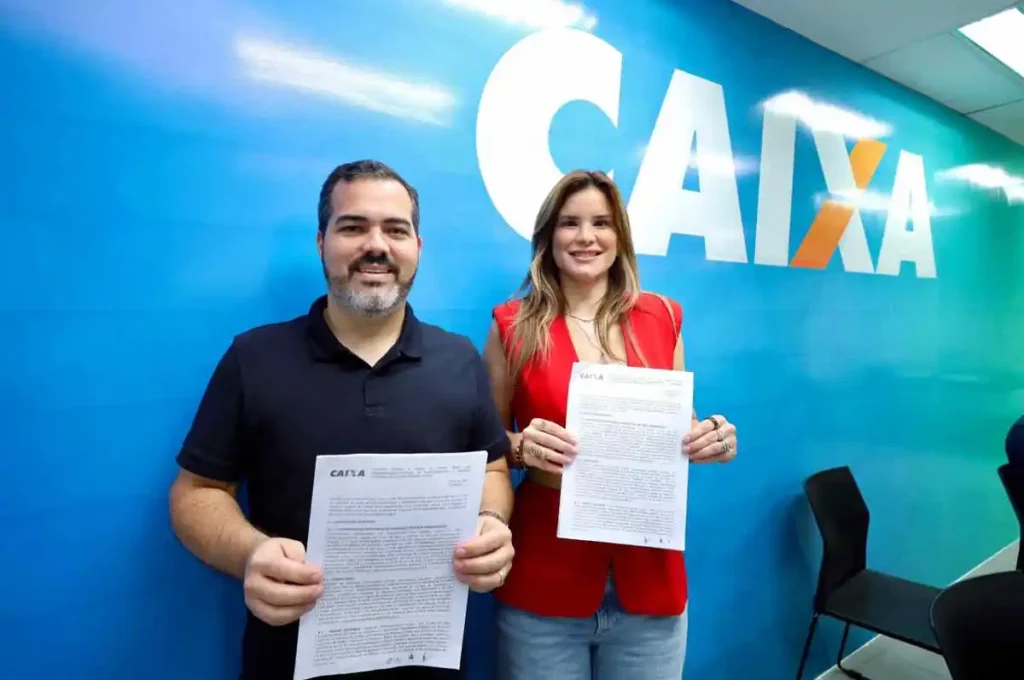 Prefeita Ceci assina contrato para construção de 100 novas casas em Atalaia