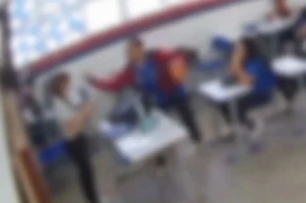 Professora é agredida com tapa no rosto por aluno durante aula na BA