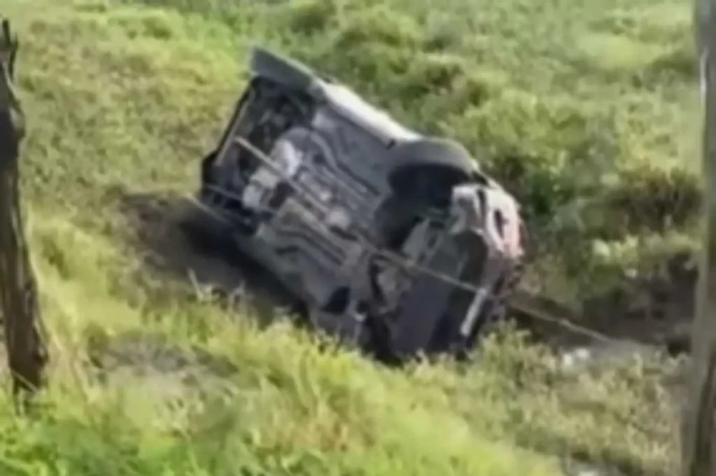 Acidente na BR-104 deixa quatro feridos após capotamento de dois veículos em Murici