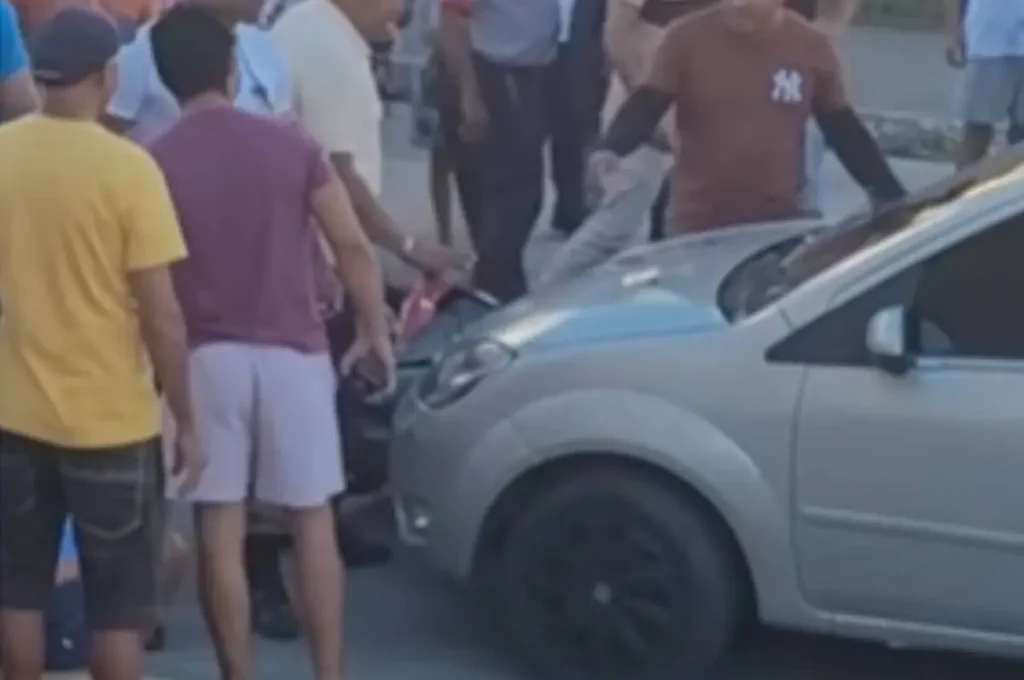 Colisão entre carro e moto deixa mulher e criança feridas no centro de União dos Palmares
