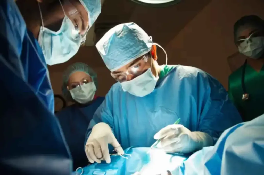 Homem invade centro cirúrgico durante cesariana em hospital de Maceió e PM é acionada