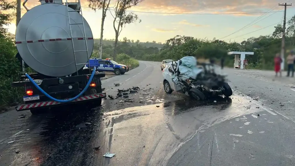 Colisão frontal em Branquinha deixa motorista morto preso às ferragens