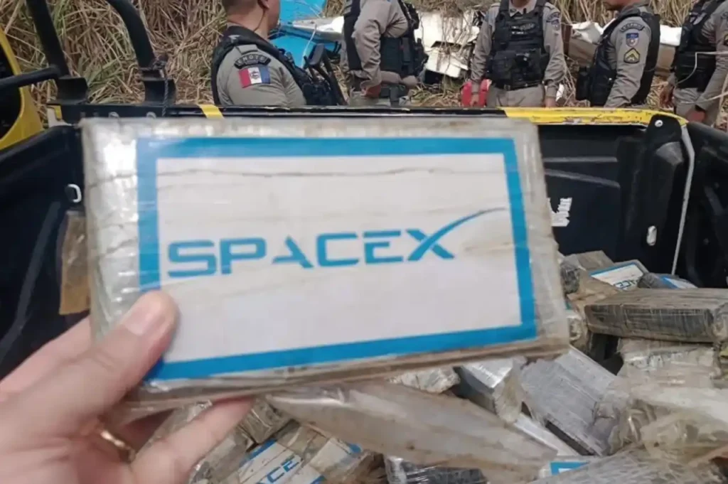 Quase 200 kg: avião cai em AL com cocaína marcada como “SpaceX”; entenda