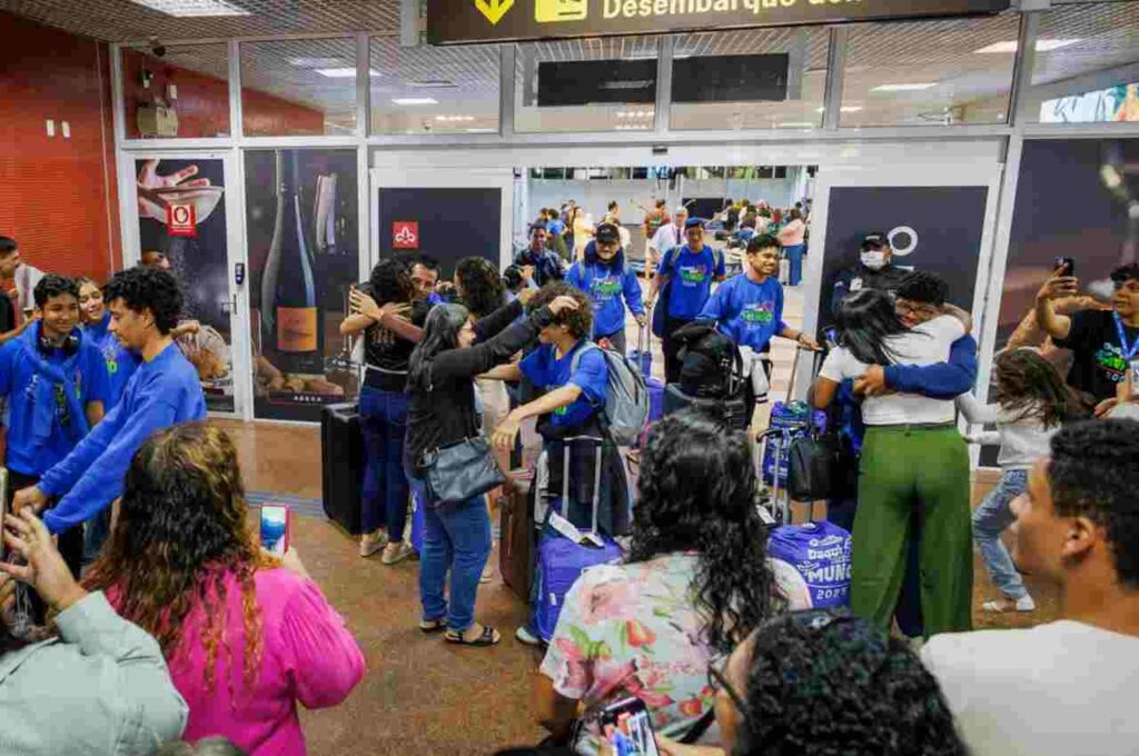 Cem estudantes alagoanos retornam da Inglaterra após intercâmbio do programa Daqui pro Mundo