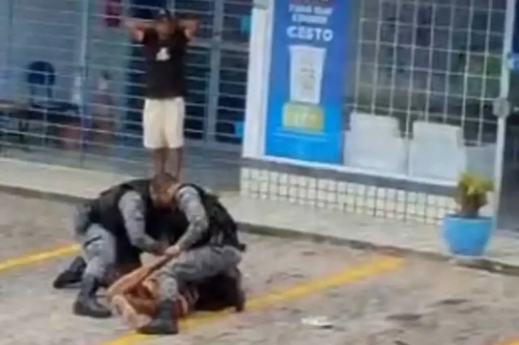 Fiéis denunciam agressão de policiais contra lavador de carros em orla de Maceió