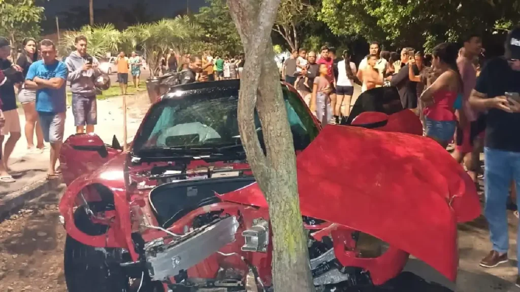 Porsche invade calçada e atropela jovem em Arapiraca