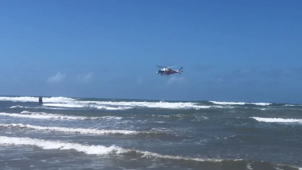 Bombeiros retomam buscas por criança desaparecida em praia de Alagoas