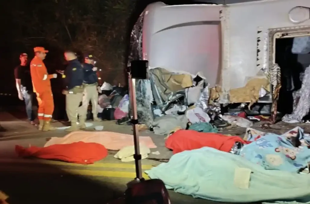 Fotos do acidente de ônibus em Pernambuco causam comoção