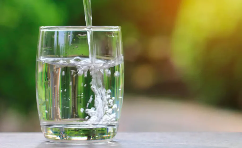 Homem bebe água mineral e vai parar no hospital; lote suspeito é apreendido