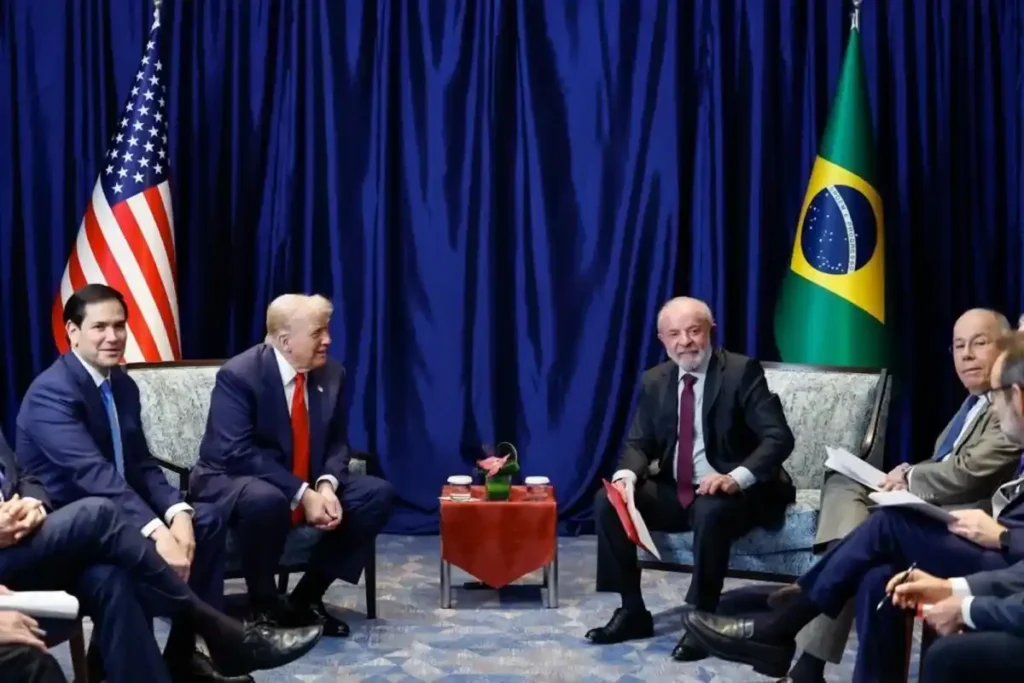 Tarifas, sanções e diplomacia: o que ficou do primeiro encontro entre Lula e Trump