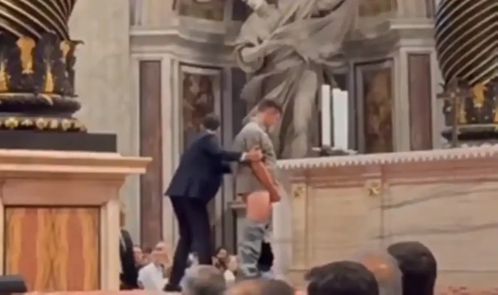 Vídeo mostra homem urinando no altar da Basílica de São Pedro, no Vaticano