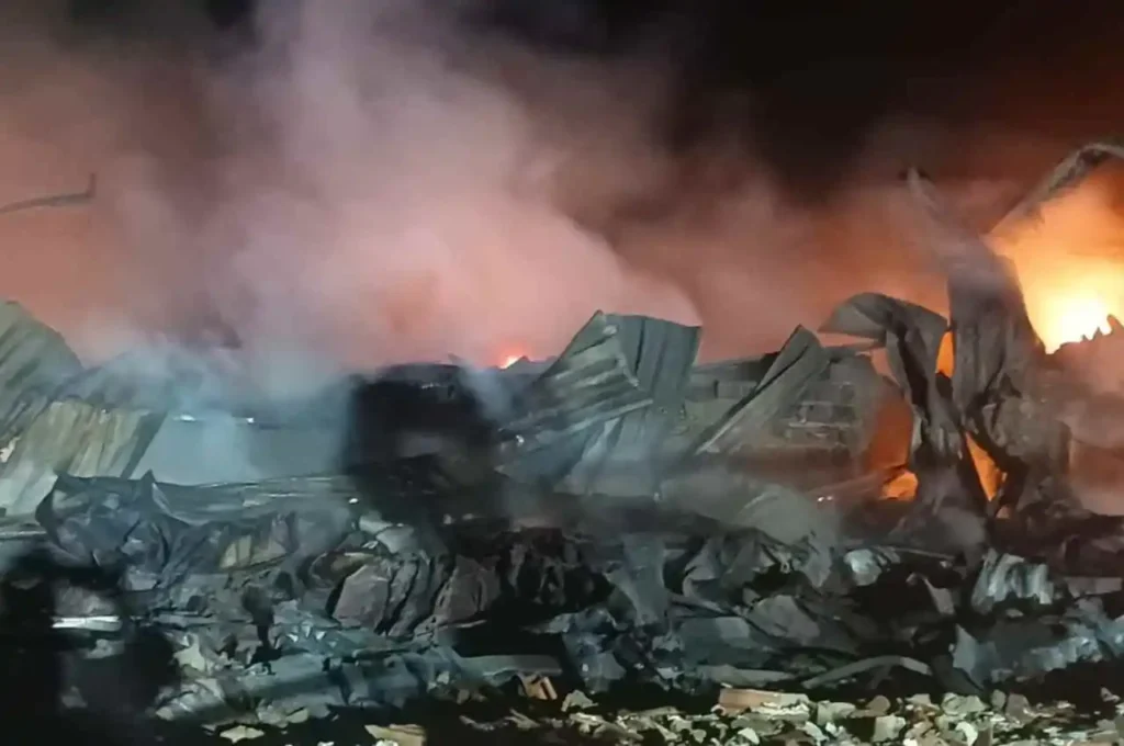 Bombeiros combatem incêndio em fábrica de Maceió até a madrugada deste sábado