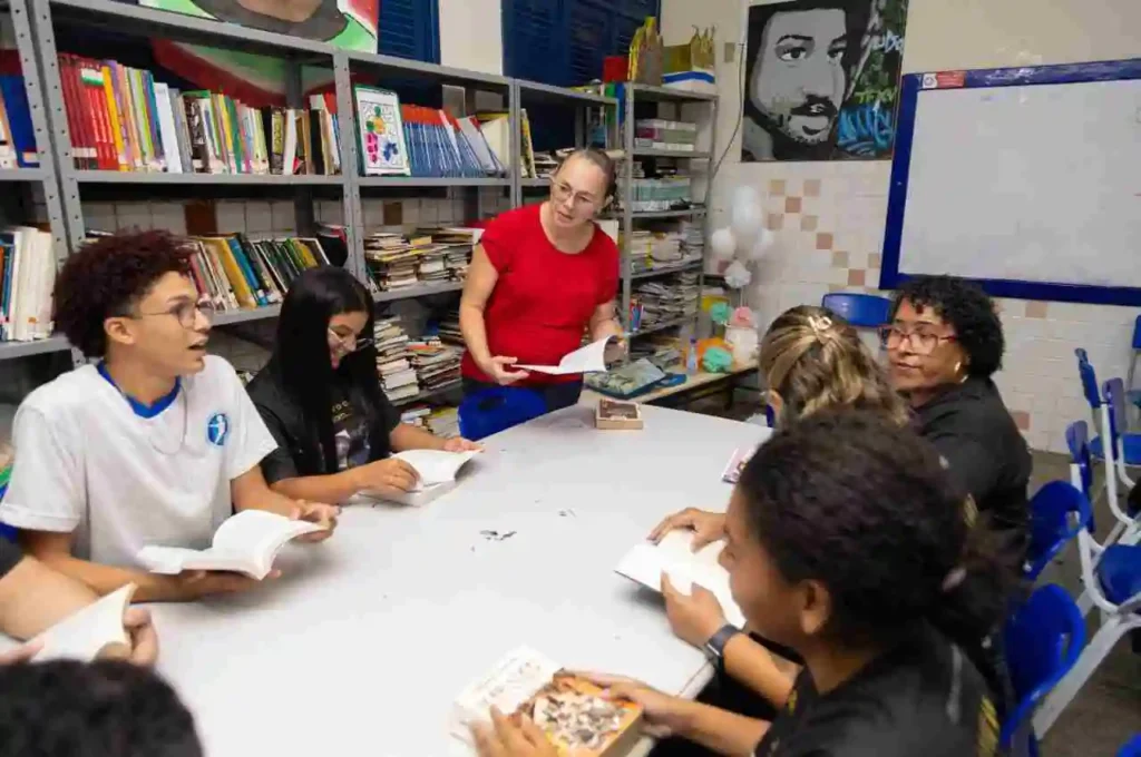 Governo de AL lança edital de remoção e lotação para professores efetivos no Dia do Professor
