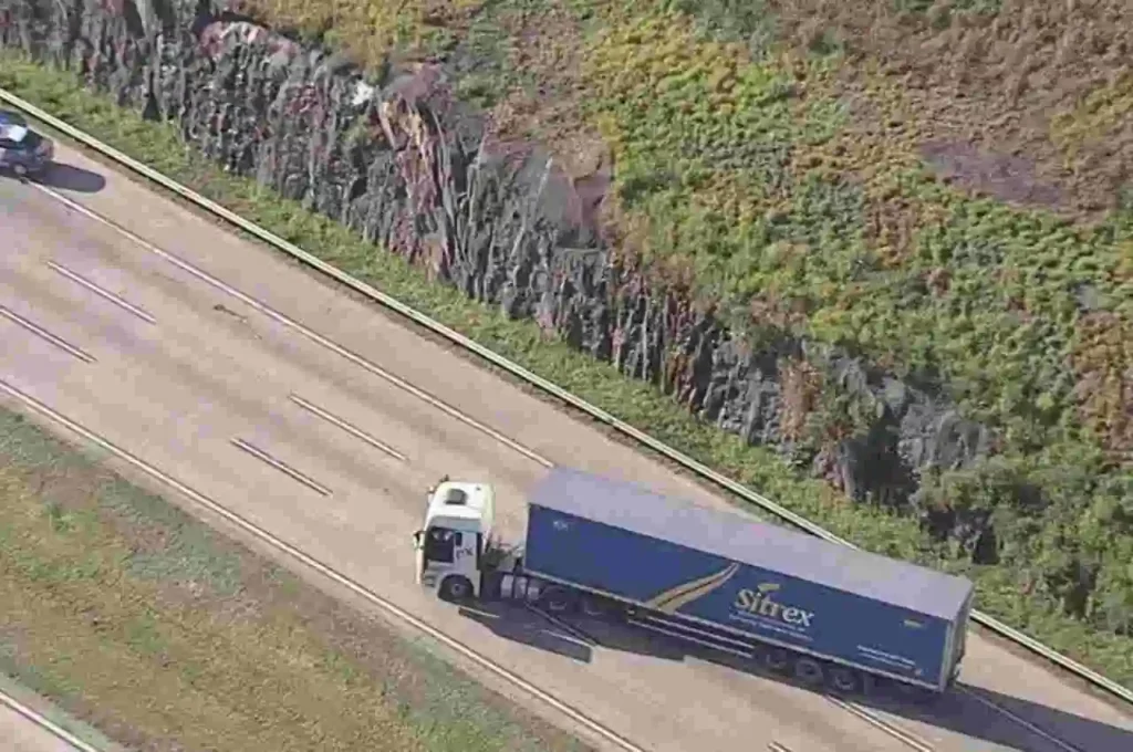 Caminhoneiro amarrado e suspeita de bomba paralisam rodovia em São Paulo