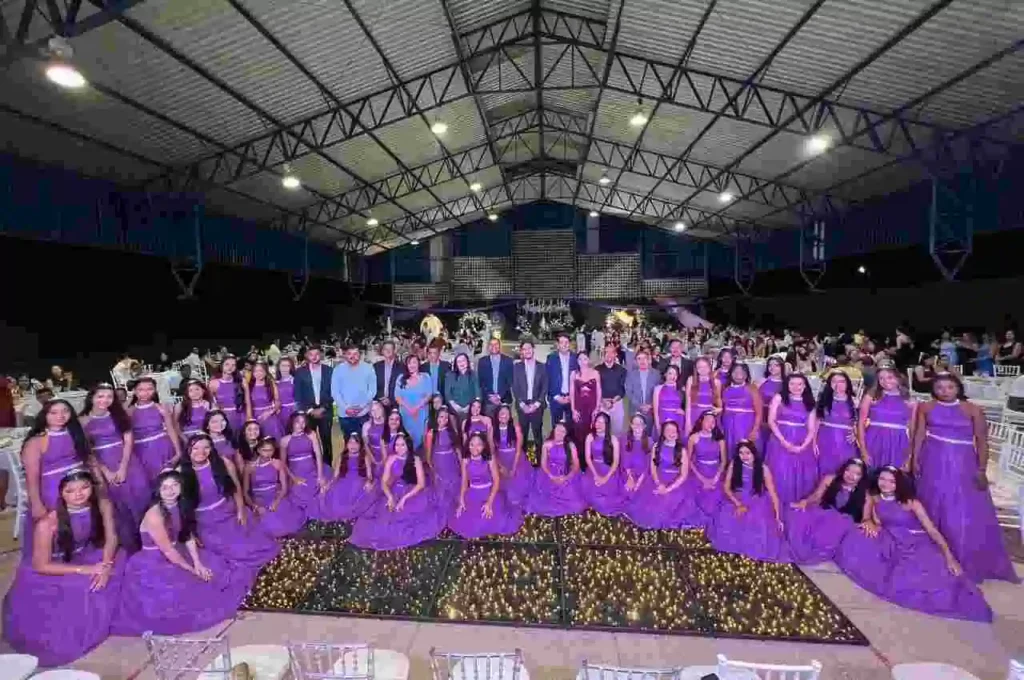 Santana do Mundaú realiza festa de 15 anos para 40 debutantes pelo projeto Sonho de Menina