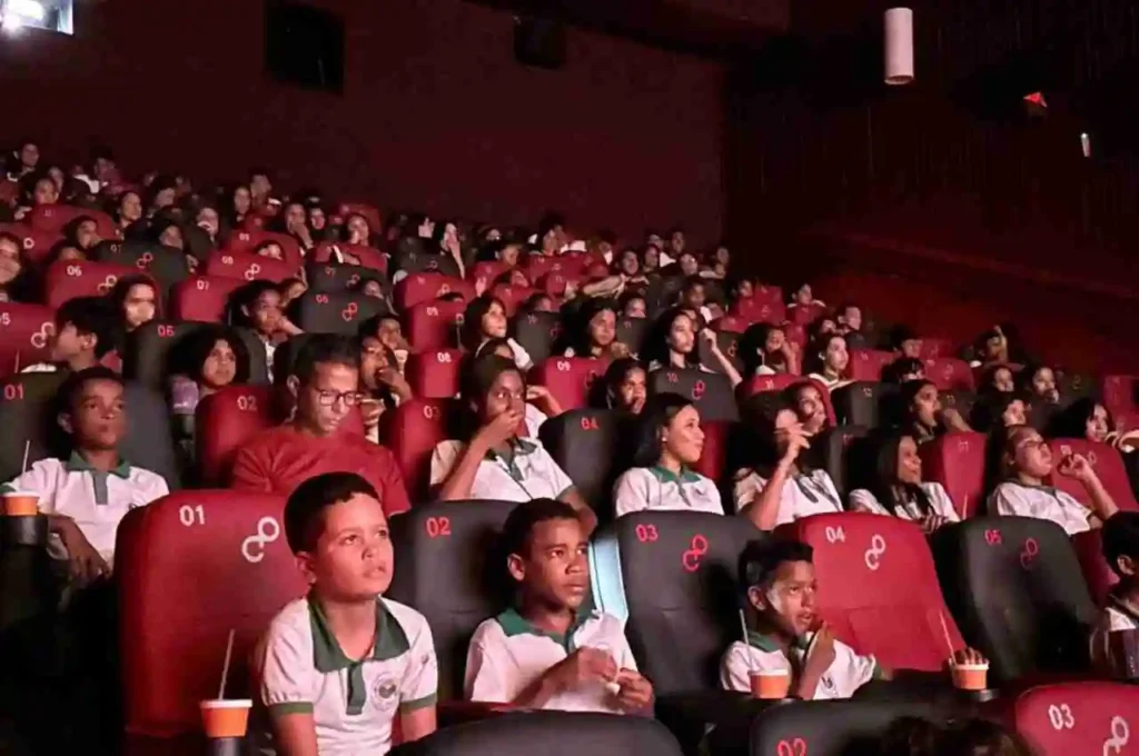 Branquinha recompensa alunos do SAEB com sessão especial de cinema em Maceió