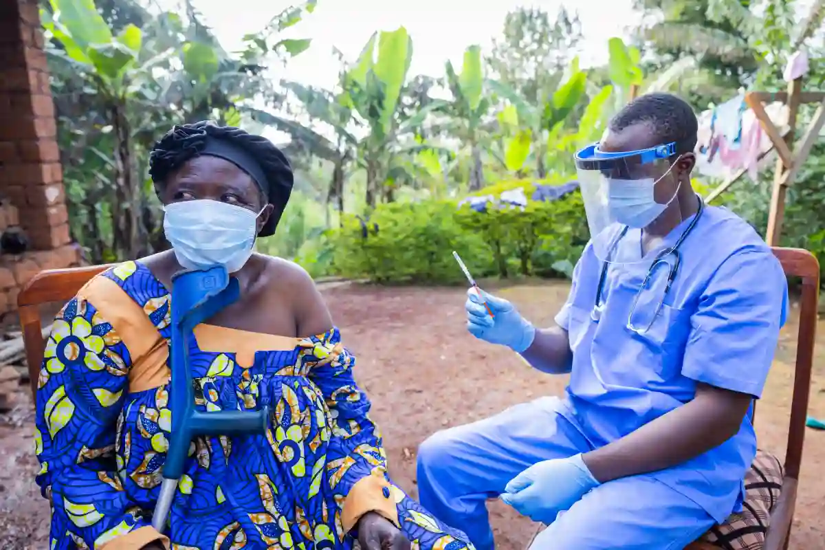 Idosa tomando vacina contra o vírus Marburg - @Imagem ilustrativa: @Reprodução