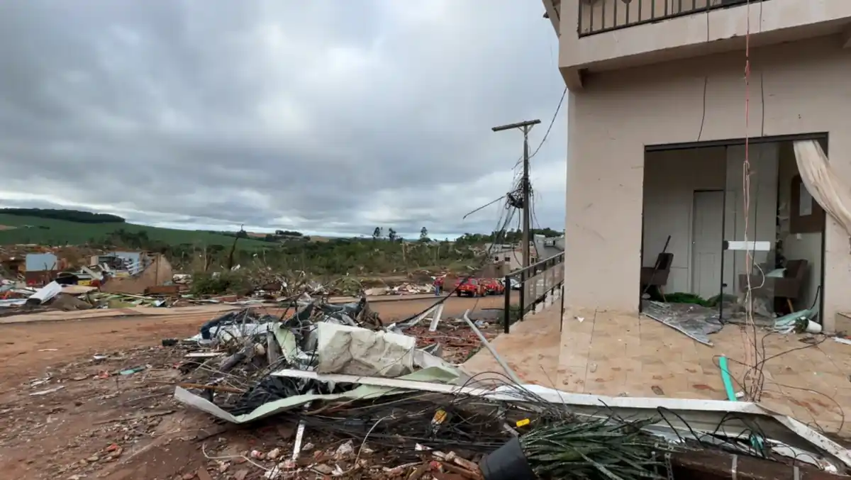 Cidade de Rio Bonito do Iguaçu é destruída por um tornado • Reprodução/Atento News