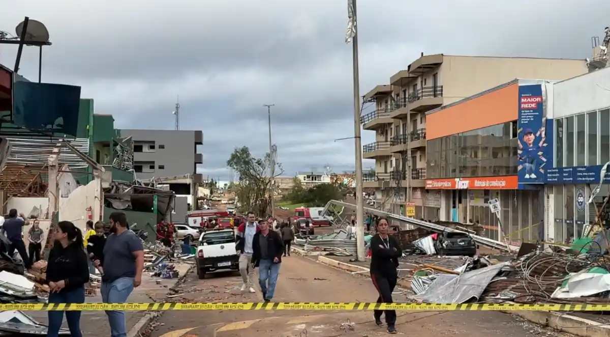 Cidade de Rio Bonito do Iguaçu é destruída por um tornado • Reprodução/Atento News