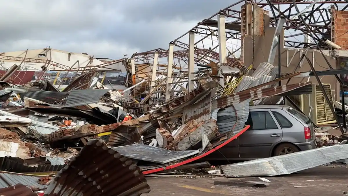 Cidade de Rio Bonito do Iguaçu é destruída por um tornado • Reprodução/Atento News