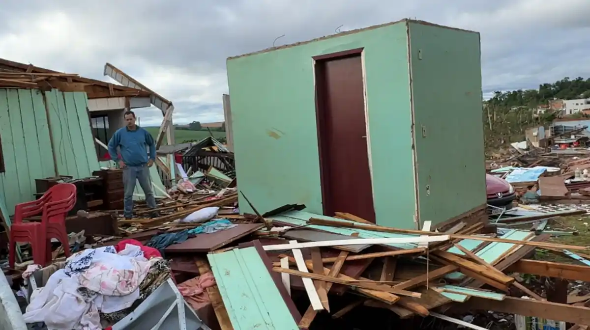 Cidade de Rio Bonito do Iguaçu é destruída por um tornado • Reprodução/Atento News