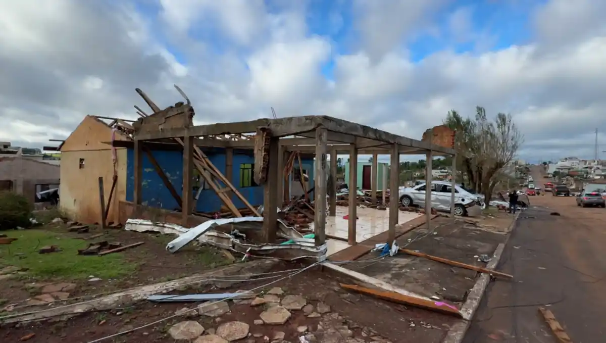 Cidade de Rio Bonito do Iguaçu é destruída por um tornado • Reprodução/Atento News