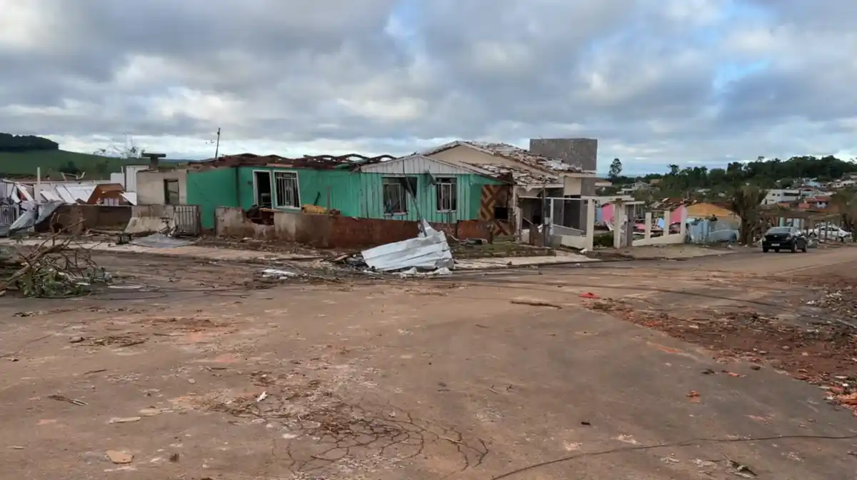 Cidade de Rio Bonito do Iguaçu é destruída por um tornado • Reprodução/Atento News