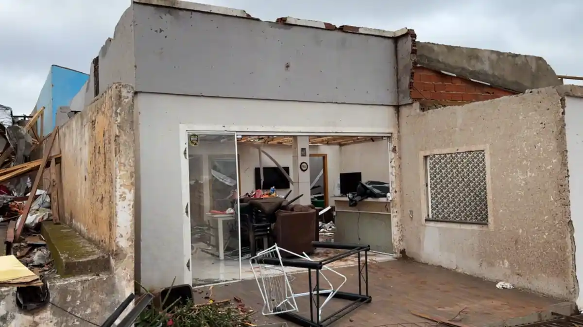 Cidade de Rio Bonito do Iguaçu é destruída por um tornado • Reprodução/Atento News