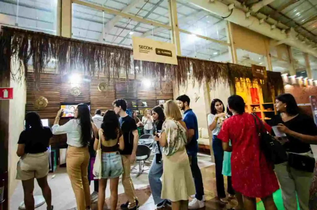 Visitantes participam de atividades no estande da Secom durante a 11ª Bienal Internacional do Livro de Alagoas. | @ Pei Fon