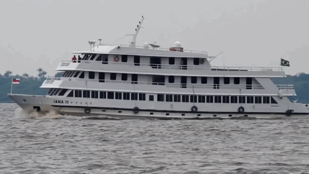 Barco movido a diesel usado por Lula na COP30 expõe a hipocrisia ambiental no evento do clima