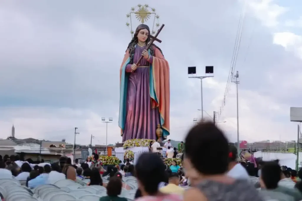 Estátua colorida de Santa Maria Madalena, padroeira de União dos Palmares, em close, mostrando detalhes do rosto e das vestes.