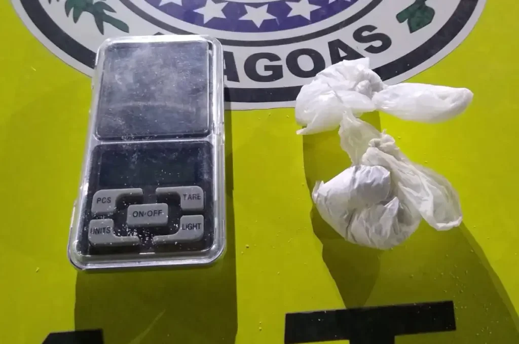 PM prende homem por tráfico em Murici após flagrante com cocaína e balança de precisão