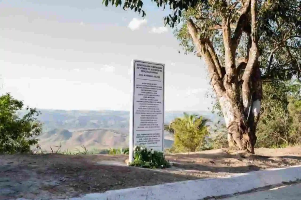 Memorial tem placa com nome das 20 vítimas de acidente na Serra da Barriga