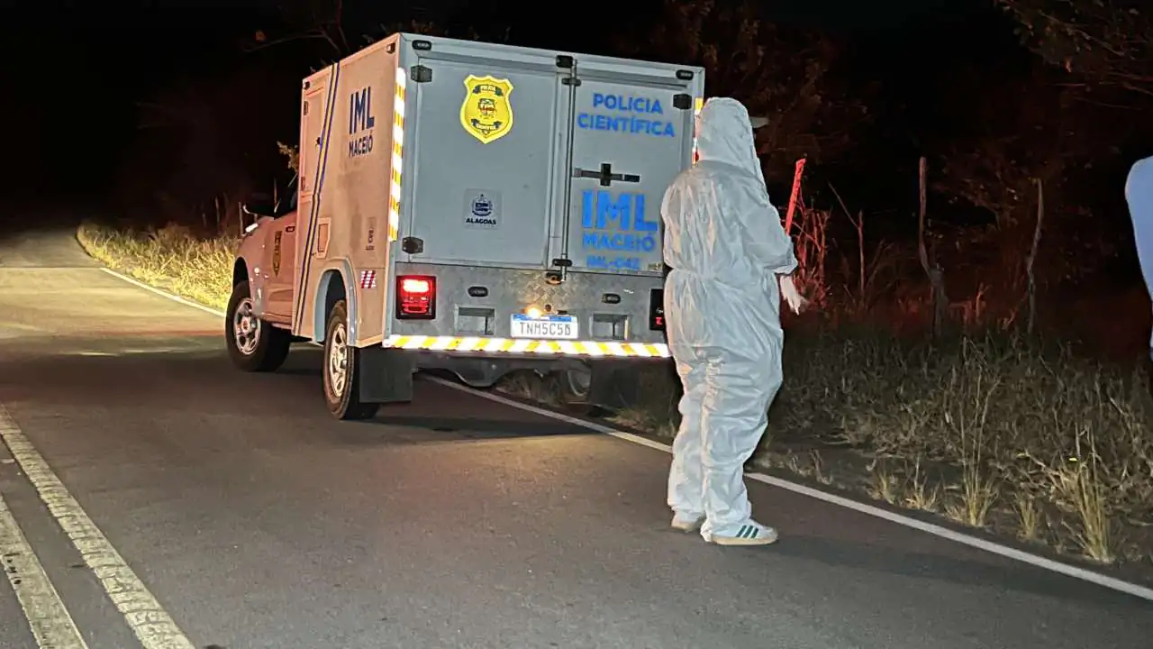 Equipe do IML Maceió recolhe corpo em rodovia durante ocorrência noturna em União dos Palmares