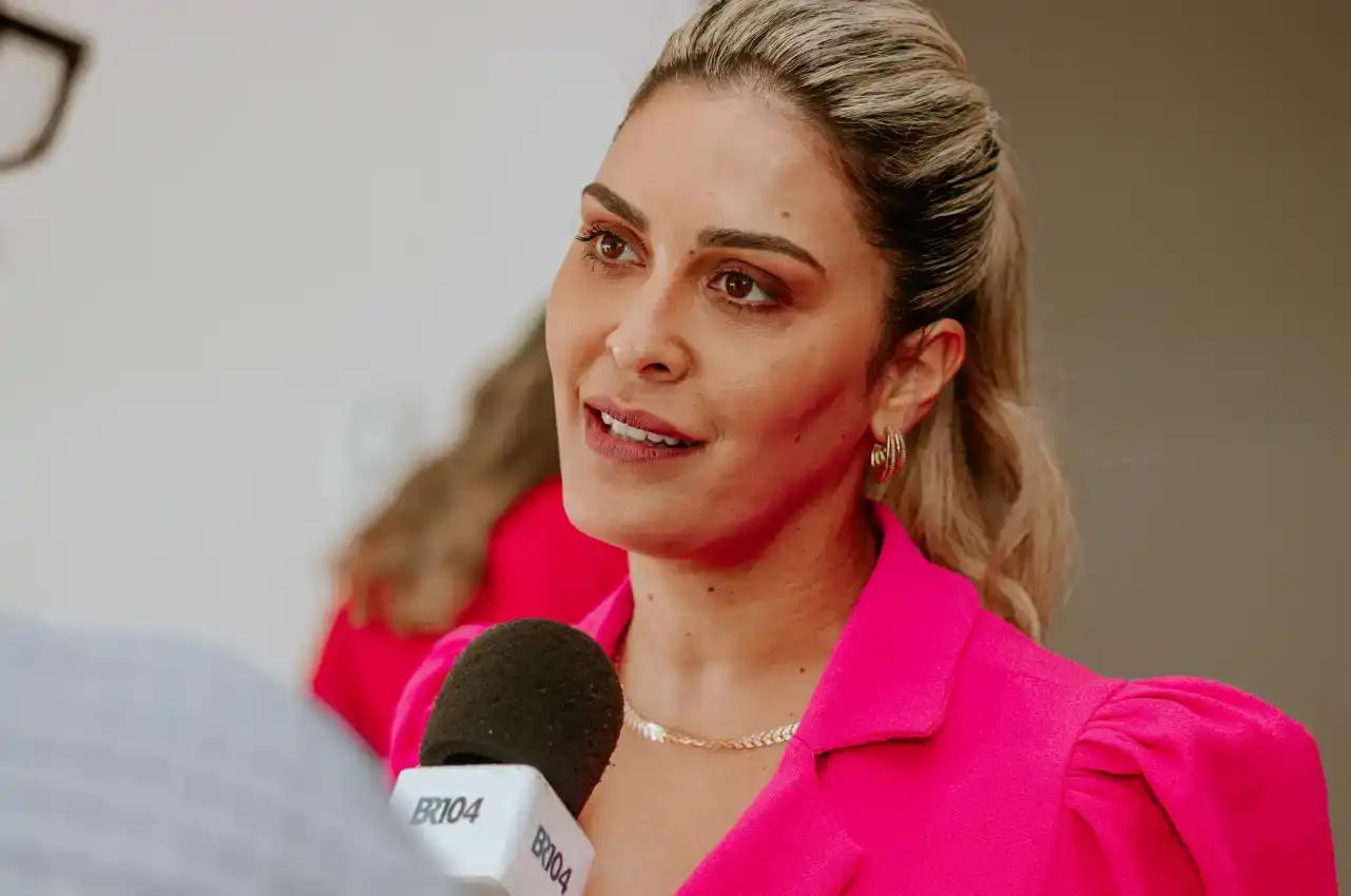 prefeita angela vanessa fala a reportagem do br104 durante entrevista em sao jose da laje