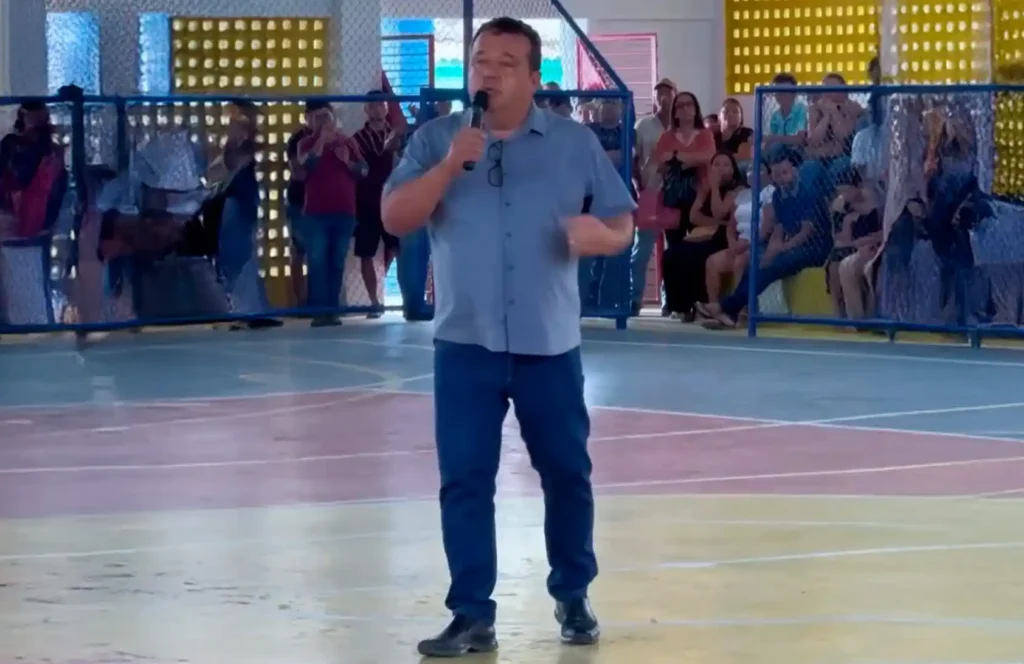 Colônia Leopoldina: Prefeito reúne contratados em ginásio e anuncia demissão em massa