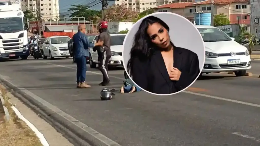 Composição de imagem mostrando a cena de um acidente de trânsito em uma avenida movimentada de Maceió, com um capacete no chão e pessoas ao redor, sobreposta por uma foto em destaque da vítima Mayara Dias.