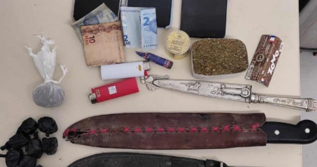 Homem é preso com 178g de maconha e facas em Ibateguara
